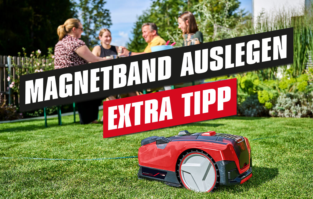 Ein Roboter-Rasenmäher mäht den Rasen in einem Garten, in dem vier Personen an einem Tisch sitzen. Der Text im Bild lautet: Magnetband auslegen - Extra-Tipp.