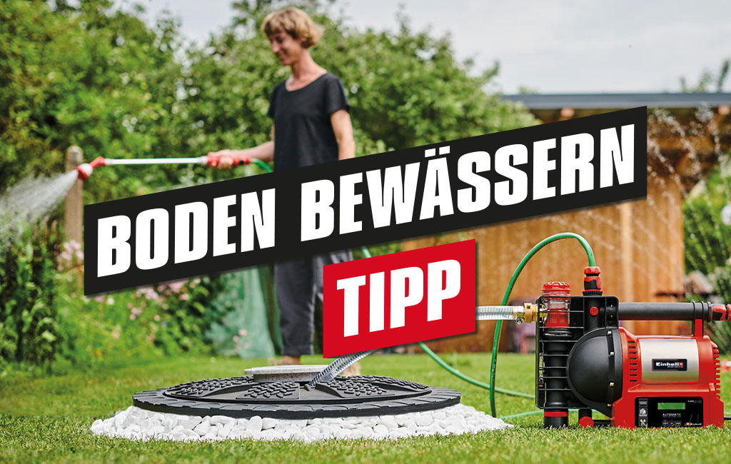 Eine Frau bewässert ihren Garten mit Hilfe einer Gartenpumpe. Der Text im Bild lautet: Boden bewässern - Tipp.