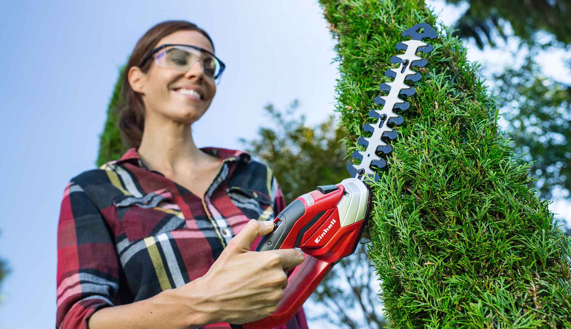 Gartenarbeit mit der Strauchschere