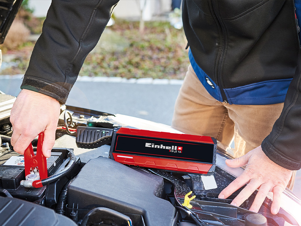 Man with Einhell Jump-Start Power-Bank tries to start his car with the bonnet open.