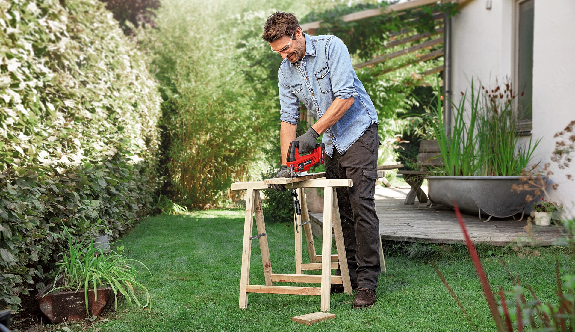 Sawing a circle with little pressure and a lot of sensitivity