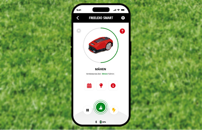 Ein Smartphone zeigt die Steuerungsoberfläche eines Mähroboters im Smart-Modus in der Einhell-Connect-App vor einem Rasenhintergrund.